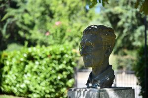 Busto Cesare Pavese_ Santo Stefano Belbo casa natale_bd