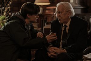 Mr. Harrigan’s Phone. (L-R) Jaeden Martell as Craig and Donald Sutherland as Mr. Harrigan in Mr. Harrigan’s Phone. Cr. Nicole Rivelli/Netflix © 2022Mr Harrigans Phone