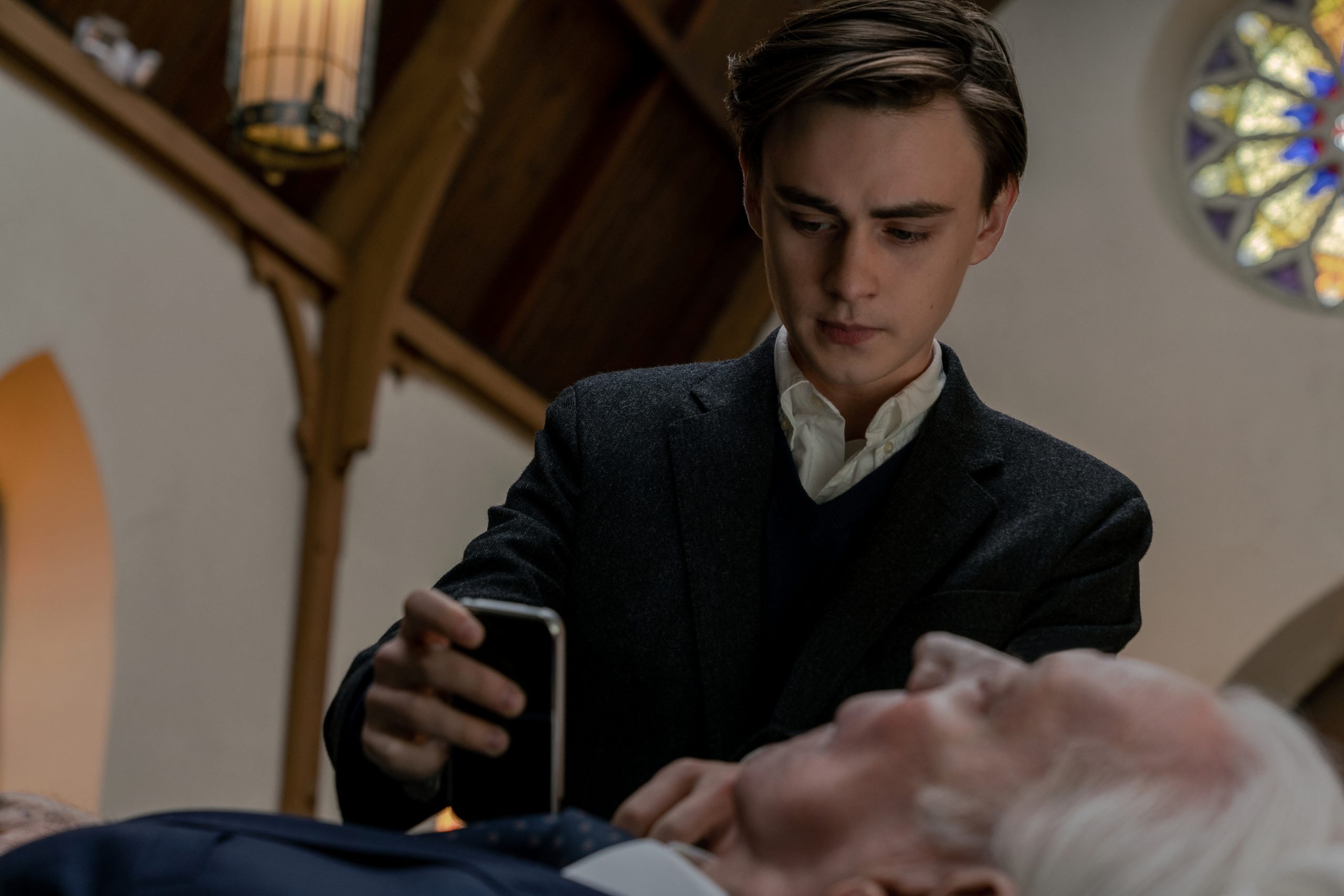 Mr. Harrigan’s Phone. (L-R) Jaeden Martell as Craig and Donald Sutherland as Mr. Harrigan in Mr. Harrigan’s Phone. Cr. Nicole Rivelli/Netflix © 2022