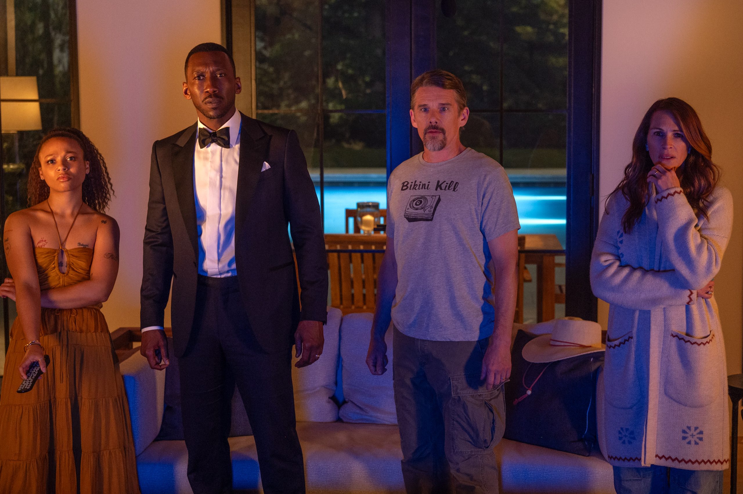 LEAVE THE WORLD BEHIND (2023) Myha’la as Ruth, Mahershala Ali as G.H., Ethan Hawke as Clay and Julia Roberts as Amanda. CR: JoJo Whilden/NETFLIX 